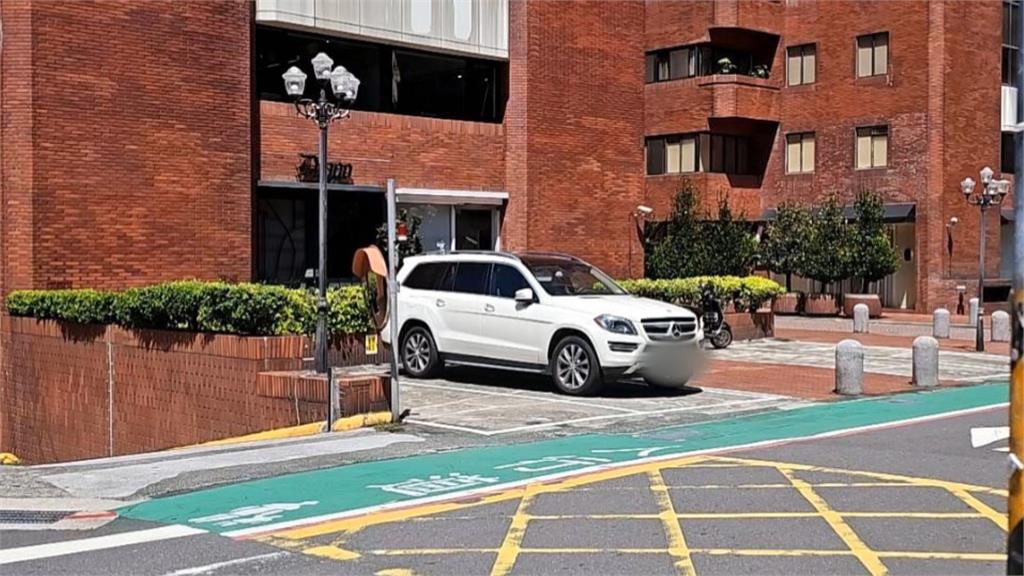 黃國昌賓士車找到了！　　四叉貓：疑登記太太或親戚名下