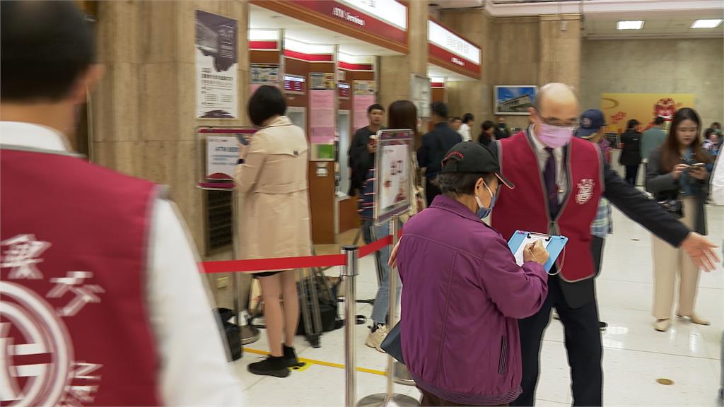 換新鈔開跑 台銀總行「增設6櫃位」3倍人力紓解人龍 今起到7日換新鈔起跑 台銀總行動員3倍人力紓解人龍