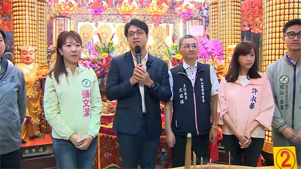 勞動連假不休息! 沈伯洋合體小雞赴霞海城隍廟發壽桃