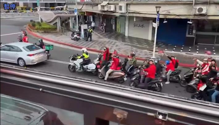 味全龍封王慶功遊行 龍迷騎車緊跟車隊