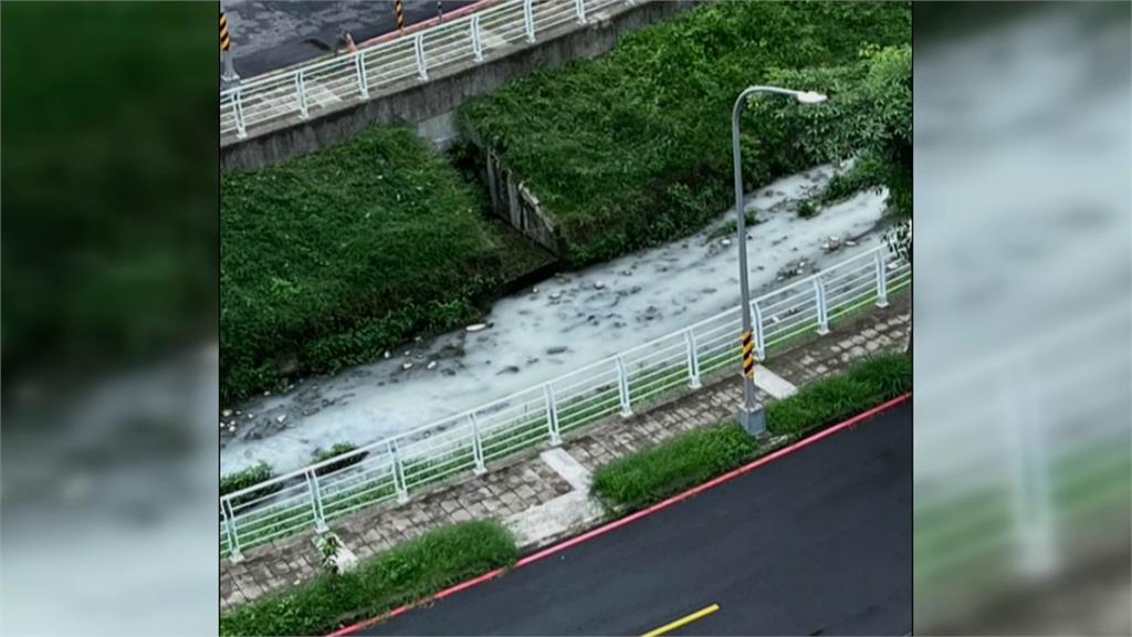 高雄仁武大排驚現「牛奶河」 上游建案偷排未處理廢水