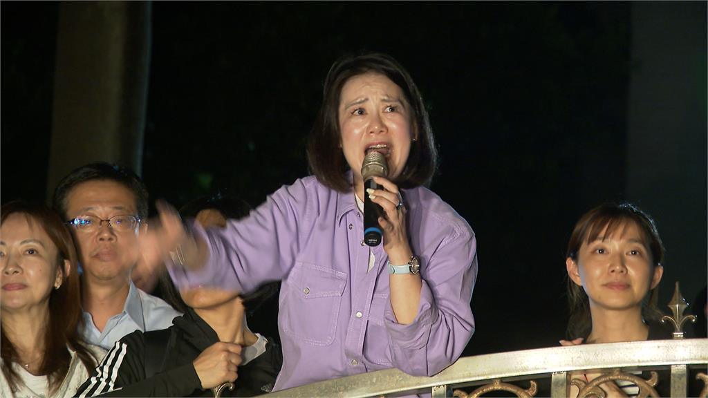 立院吵翻…輪椅正妹抗議「激動站起來」聲援綠委!網驚嘆:民主的力量太強