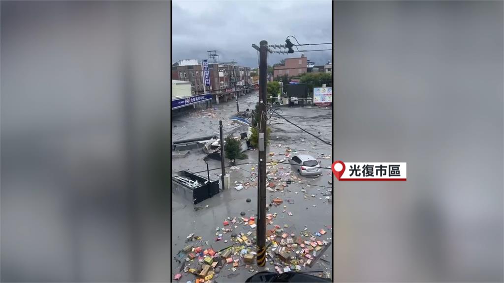 死裡逃生！　光復鄉民「與友手牽手渡洪水」　　兩人背對背緊靠柱子躲一劫