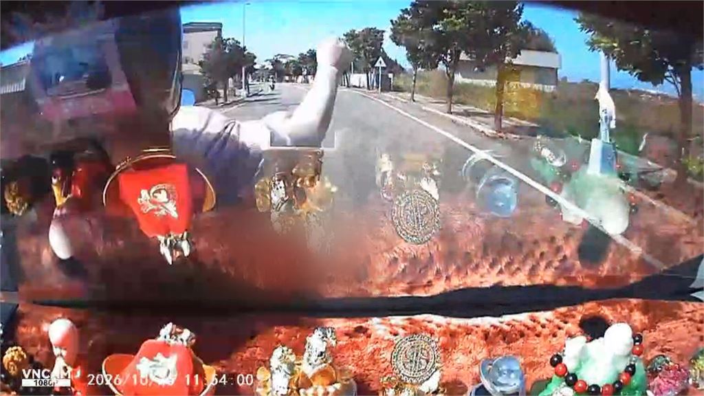 越籍男駕車疑恍神！　追撞女騎士害慘摔「滾3圈」