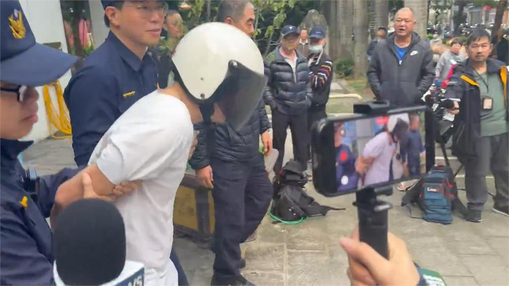 恐怖隨機攻擊! 新北男"持鐵棍砸人" 6旬夫妻頭部濺血