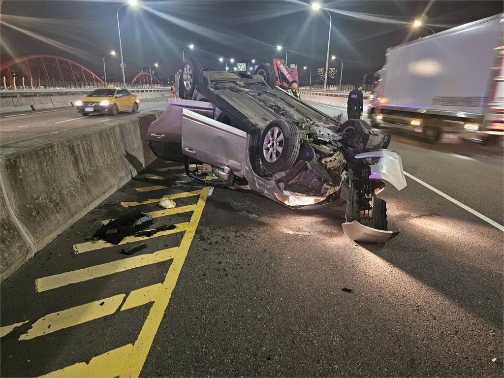 快新聞/新北男自撞分隔島後翻車 一查「駕照已註銷」下場慘了