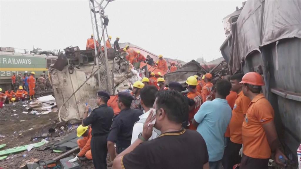 印度3火車相撞！車廂翻覆、變形　至少288人喪命近900人受傷
