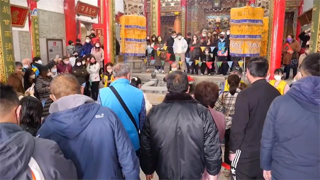 決勝關鍵一筊! 金門保生大帝廟擲筊送轎車