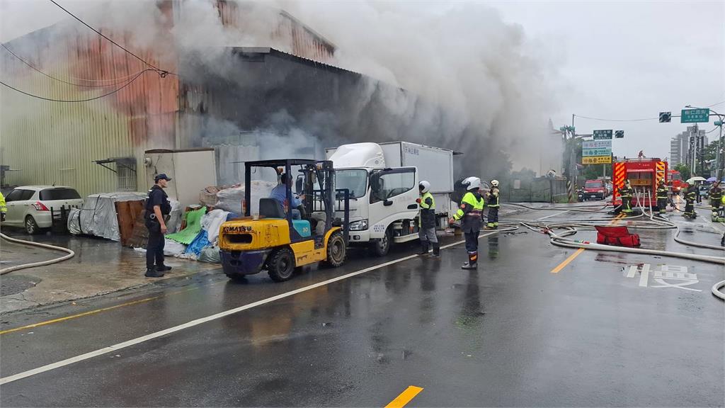 快新聞／桃園鐵皮倉庫驚傳火警　疑2員工受困消防搶救中
