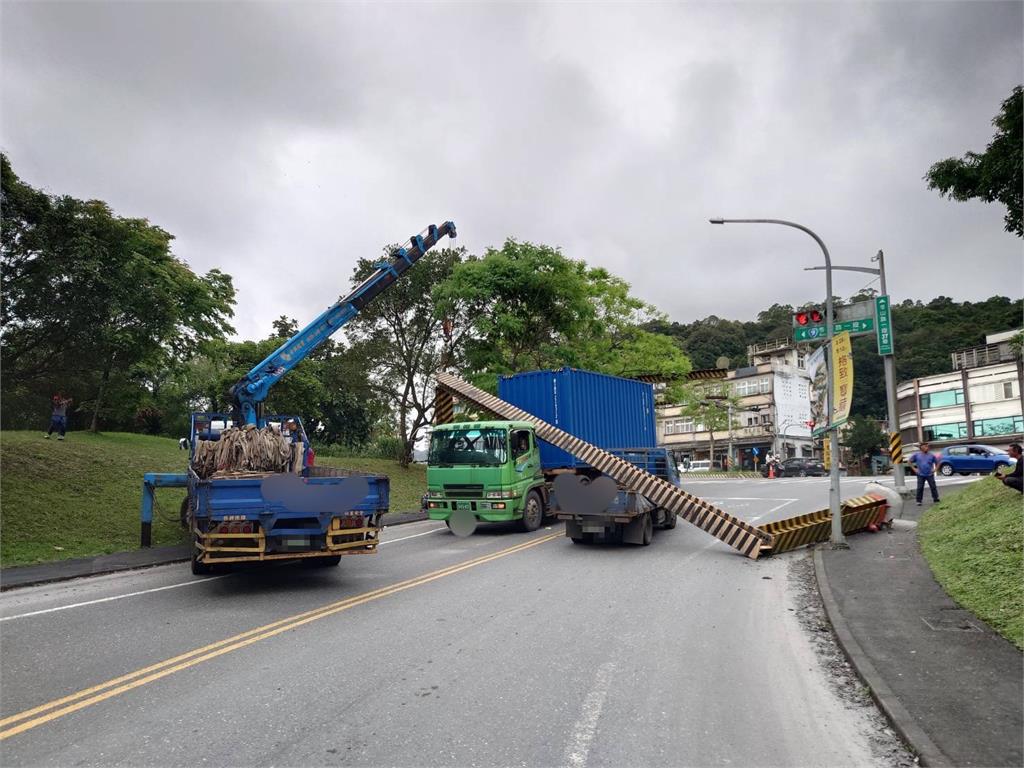 快新聞／宜蘭曳引車撞斷限高鐵架！倒塌砸車「只差幾秒出人命」