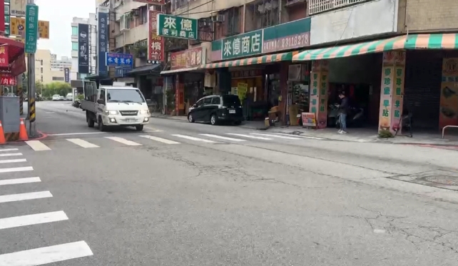 是誰漏油?台中3騎士打滑慘摔 警方調監視器究責