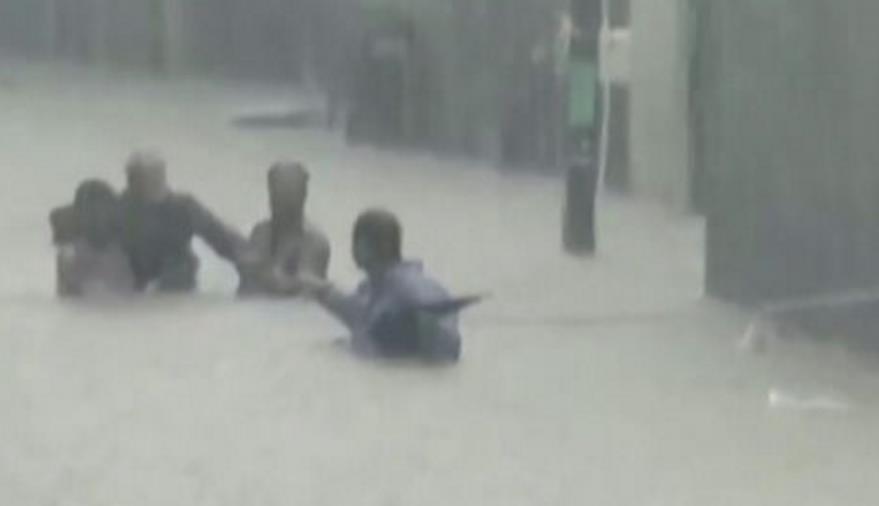 西印度洪水淹民宅、車輛　救難人員拉繩人鏈救援