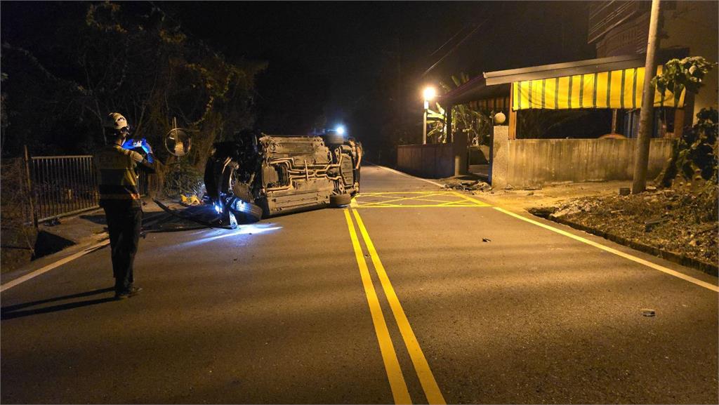 酒駕男失控自撞民宅圍牆側翻 車體變形駕駛一度受困