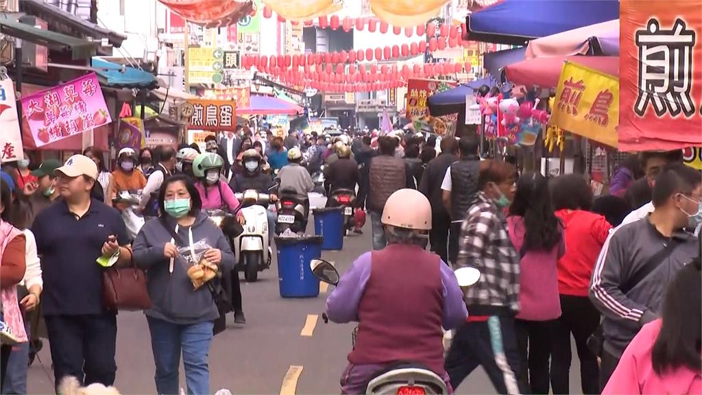過年走春!旗山老街湧遊客 陳其邁赴山區發紅包引民眾排隊