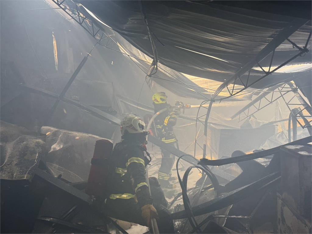 快新聞/屏東濃煙密布!食品工廠大火「救出4員工」 1男手臂燒燙傷