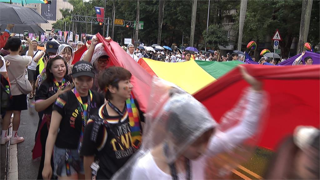 同志大遊行!蔡英文驚喜現身 蔣萬安遭杜汶澤嗆要抗中保台