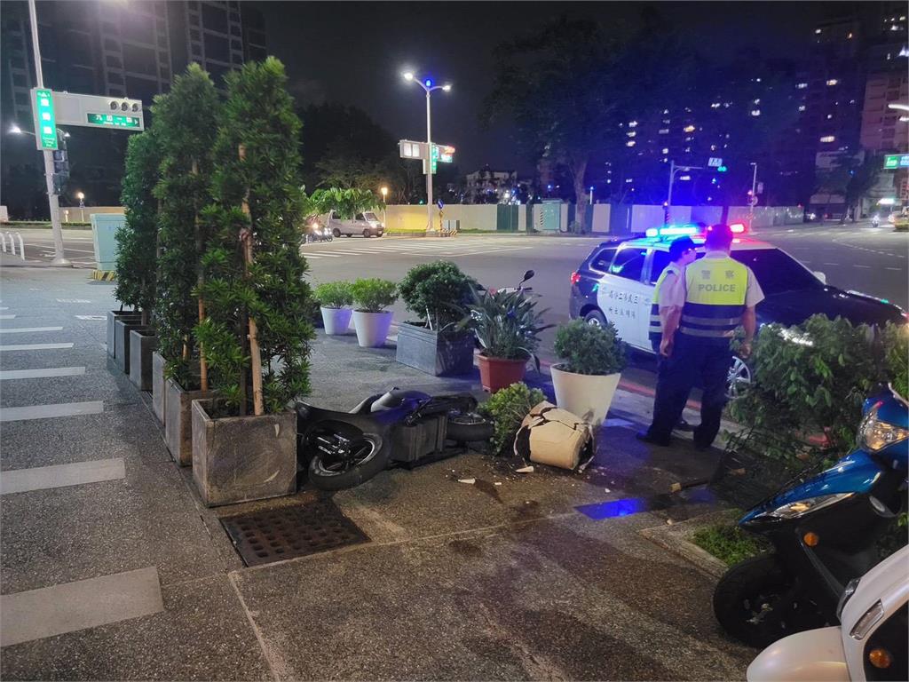 高雄深夜驚見行駛機車沒騎士！　「幽靈機車」現身真相曝光