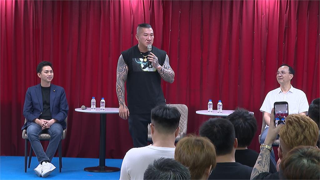館長同台朱立倫「青年沙龍」開講　清一色吋頭、刺青包手　網友：動員黑道？