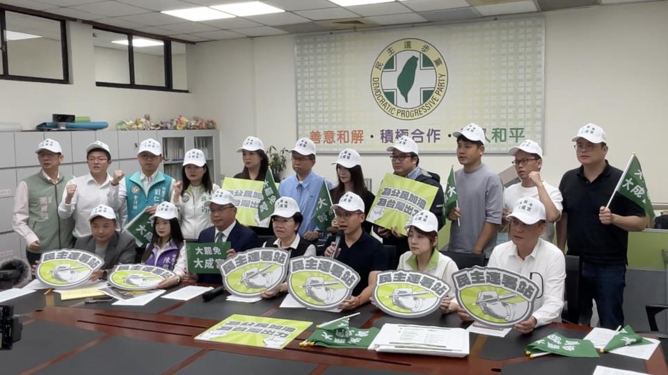 快新聞/助陣大罷免!綠桃園議員成立「民主連署站」 協助收取全台罷免書