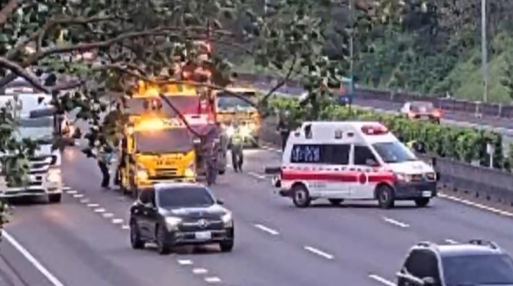 國道離奇車禍! 兩車內線追撞 其中一車乘客竟落跑