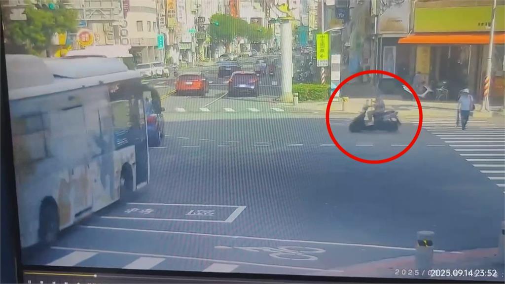 不要命？高雄七旬翁騎車闖紅燈　猛衝與公車對撞倒地手腳擦挫傷