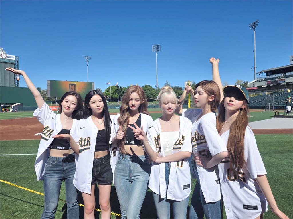 MLB(影)/韓人氣女團NMIXX受邀開球!Lily獻唱美國國歌超強唱功驚豔全場