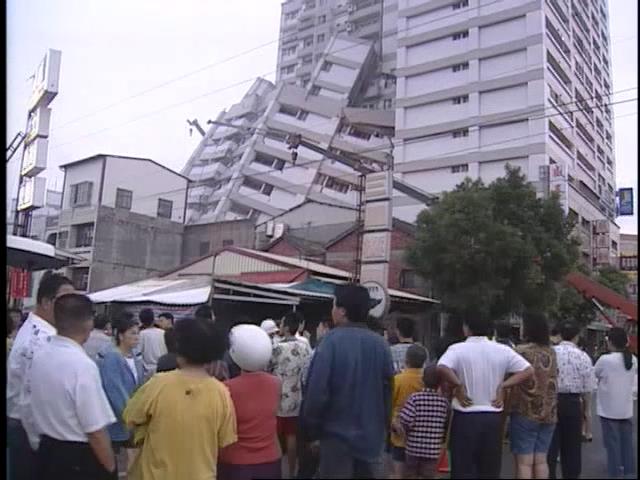 25年前921大地震有多恐怖？曹西平憶台中公園「呆坐整夜」：街上都屍味