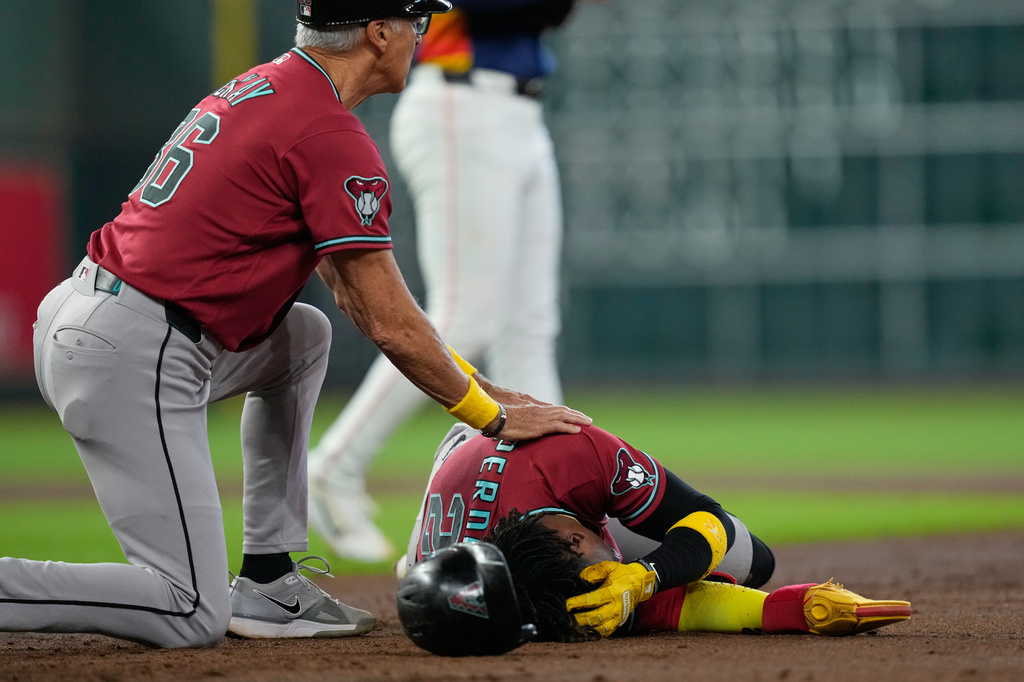 MLB(影)／93英里強襲球直接爆頭！「這球員」運氣真差被隊友平飛球擊中當場倒地
