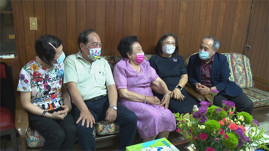 九旬母賣菜拉拔5子女長大 獲新北模範母親殊榮