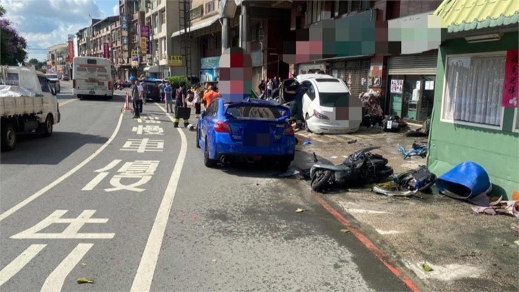 疑轉彎失控暴衝「打保齡球」連環撞 無辜路旁車被撞翻 與肇事車疊羅漢