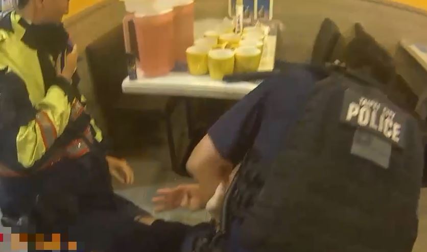 板橋持刀怪客衝進早餐店 稱「不搶劫不傷人」只要求報警