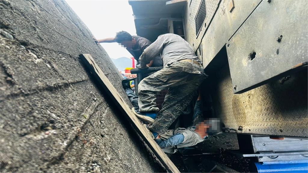 台東成功漁港大吊車翻覆起火 2工人1死1重傷