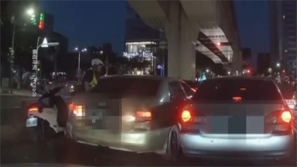 掛註銷牌拒撿連撞5車 駕駛、乘客棄車徒步逃逸