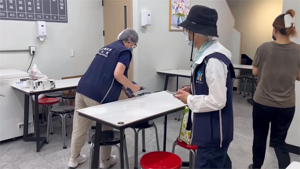 嚇！宜蘭小吃店尖峰時段「水餃整盤倒」　竟撈出塑膠袋