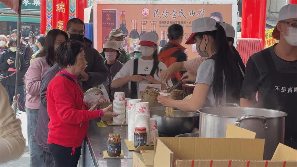 獨家／高雄武廟平安麵紅42年！民生醬油鄭惠民揭：當年常被誤認是「賣麵的」？