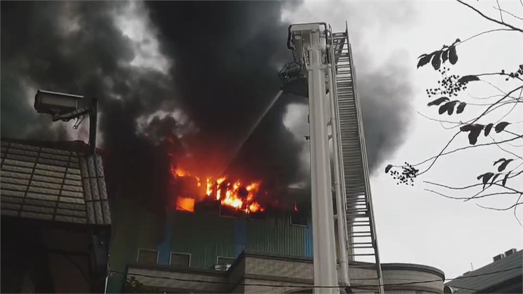 巨大濃煙!民雄工業區金屬工廠大火 　900坪廠房全面燃燒