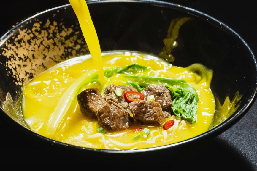 黃金酸辣湯底竄紅火鍋季　創意吃法掀開鍋新風潮