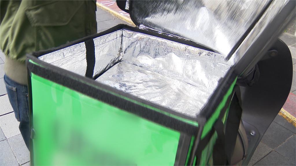 機車蛇行撞進車堆裡 外送員心肌梗塞送醫不治
