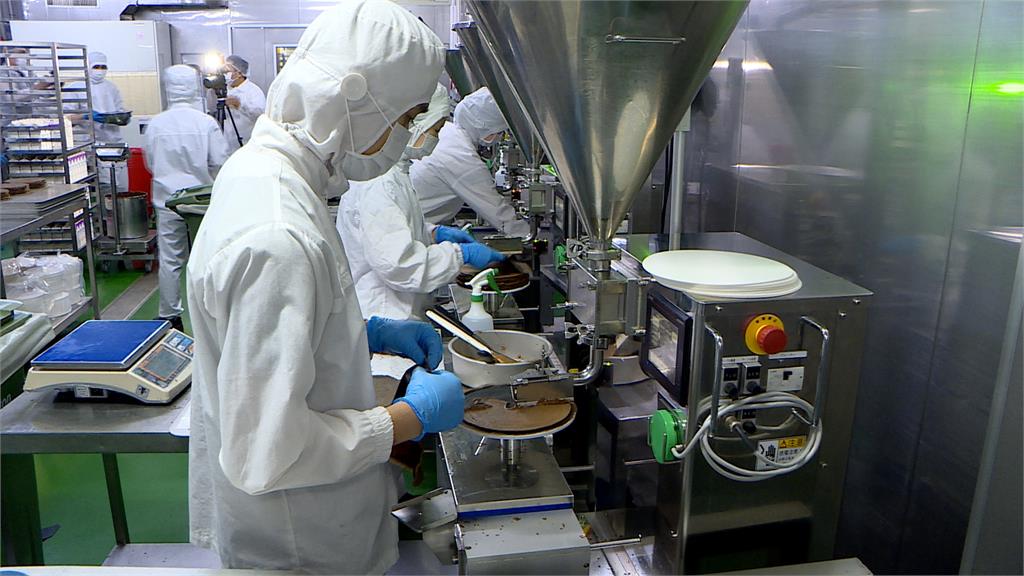巧克力烘焙品商機破3億　1天做逾2萬盒！直擊千層蛋糕生產線