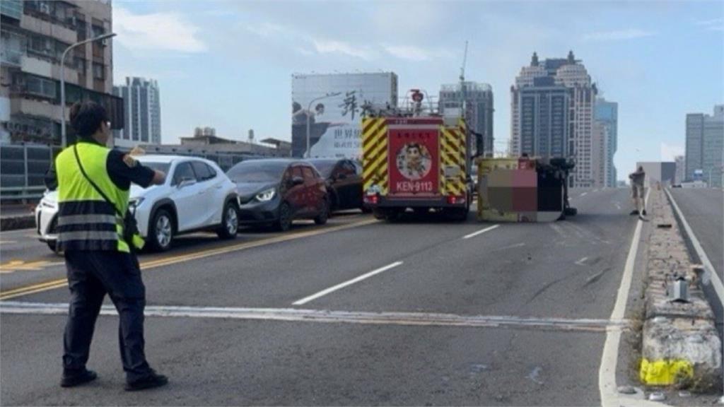 高雄小貨車駕駛疑似恍神 直撞安全島側翻躺車道
