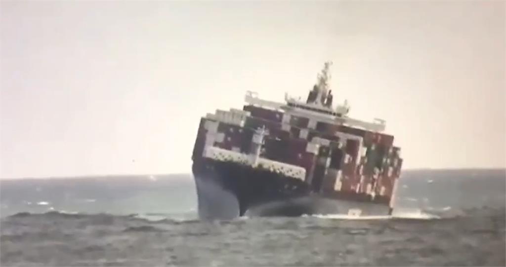 驚悚瞬間曝光！貨櫃船海上「嚴重傾斜」差點翻覆網嚇喊：心臟夠大顆
