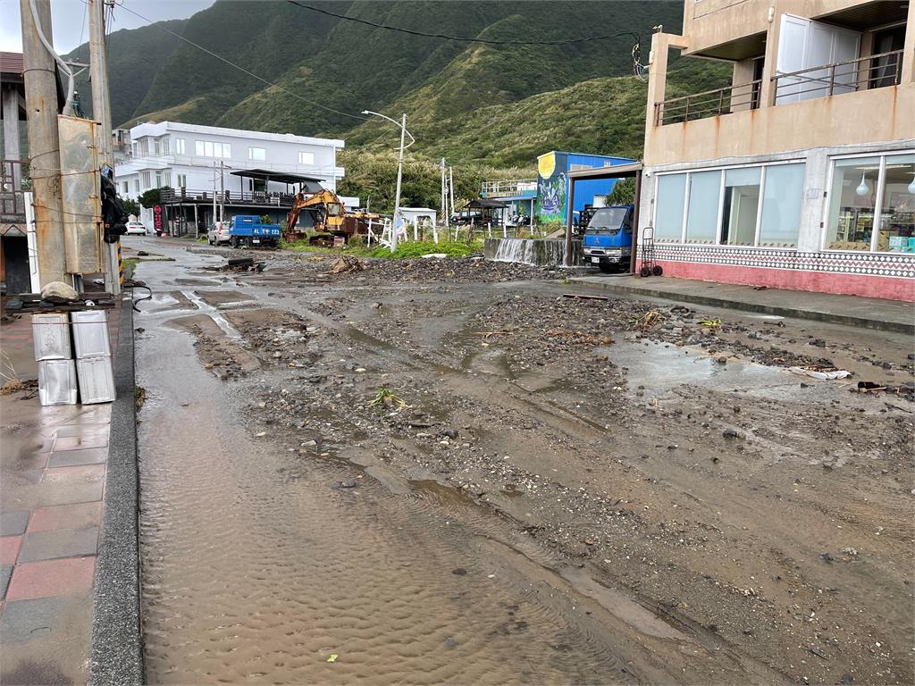 快新聞／雨彈猛炸蘭嶼畫面曝！ 商家無奈嘆：完了淹到像河流