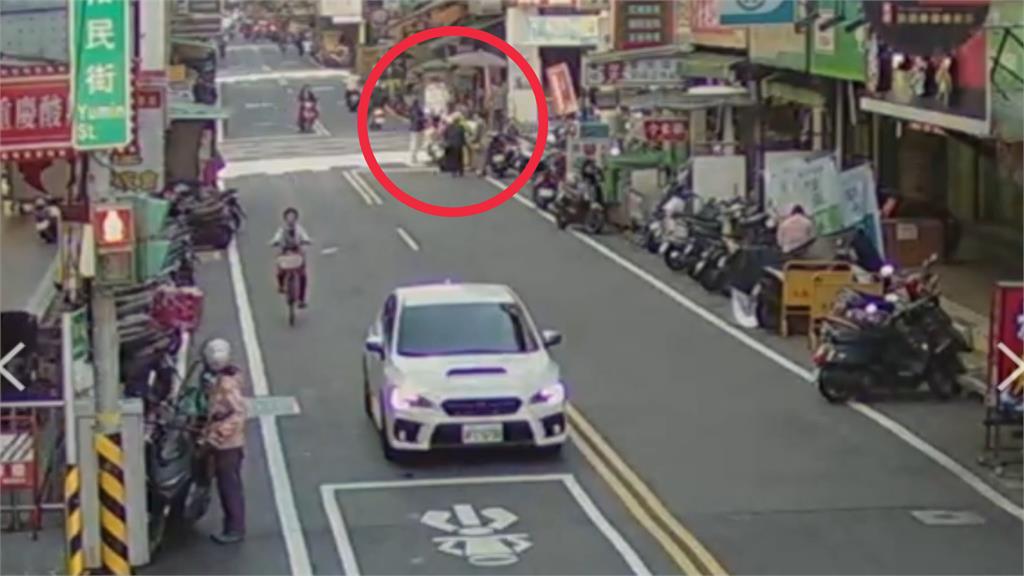 板橋阿公昏倒在地!正妹女騎士秒停車CPR「超甜臉蛋」網讚:好美的天使