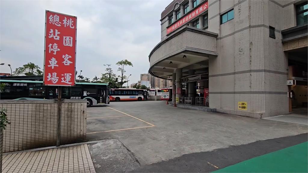 桃園客運司機邊開車邊滑手機 班次客滿 乘客嚇壞