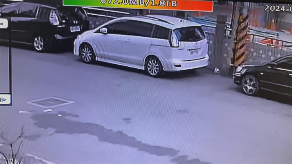 車停國小旁遭鋼珠彈射破車窗　警研判「高樓從上往下射」