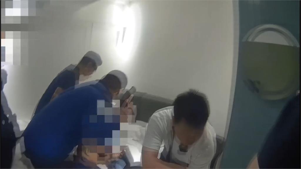 疑欠錢糾紛！8惡煞當街拉扯男子　警到場起出大量毒品