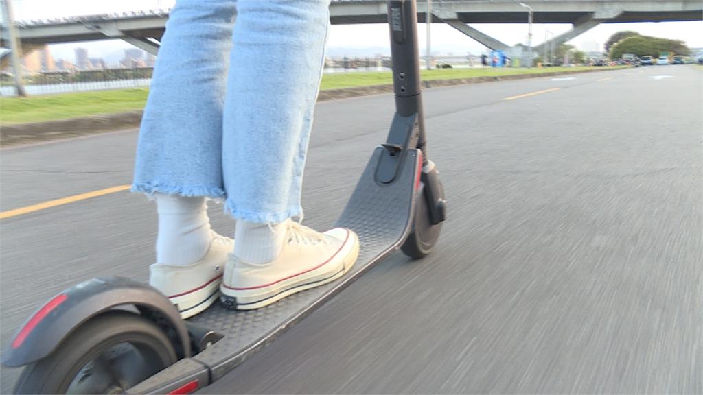 危險！男子違規騎滑板車上路　女騎士閃避不及撞上送醫