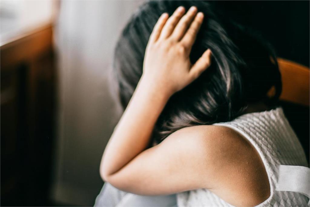 自習課播恐怖片「女學生嚇出病」出事！法院判校方罰13萬