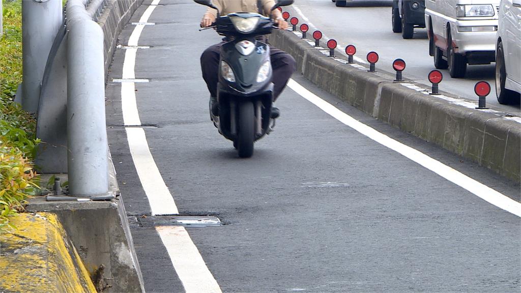 這樣怎麼騎？路檢交通錐騎士氣炸　「大幅限縮機車道」：摔車算誰的？