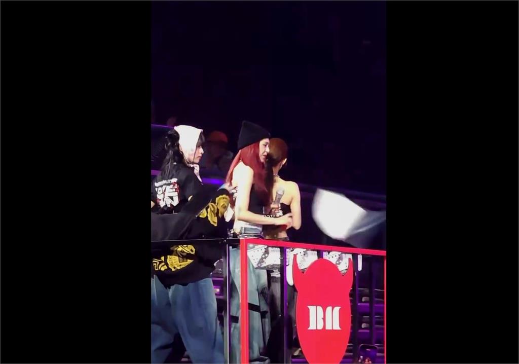 BABYMONSTER演唱會亂象! 成員被歌迷畫冊砸中